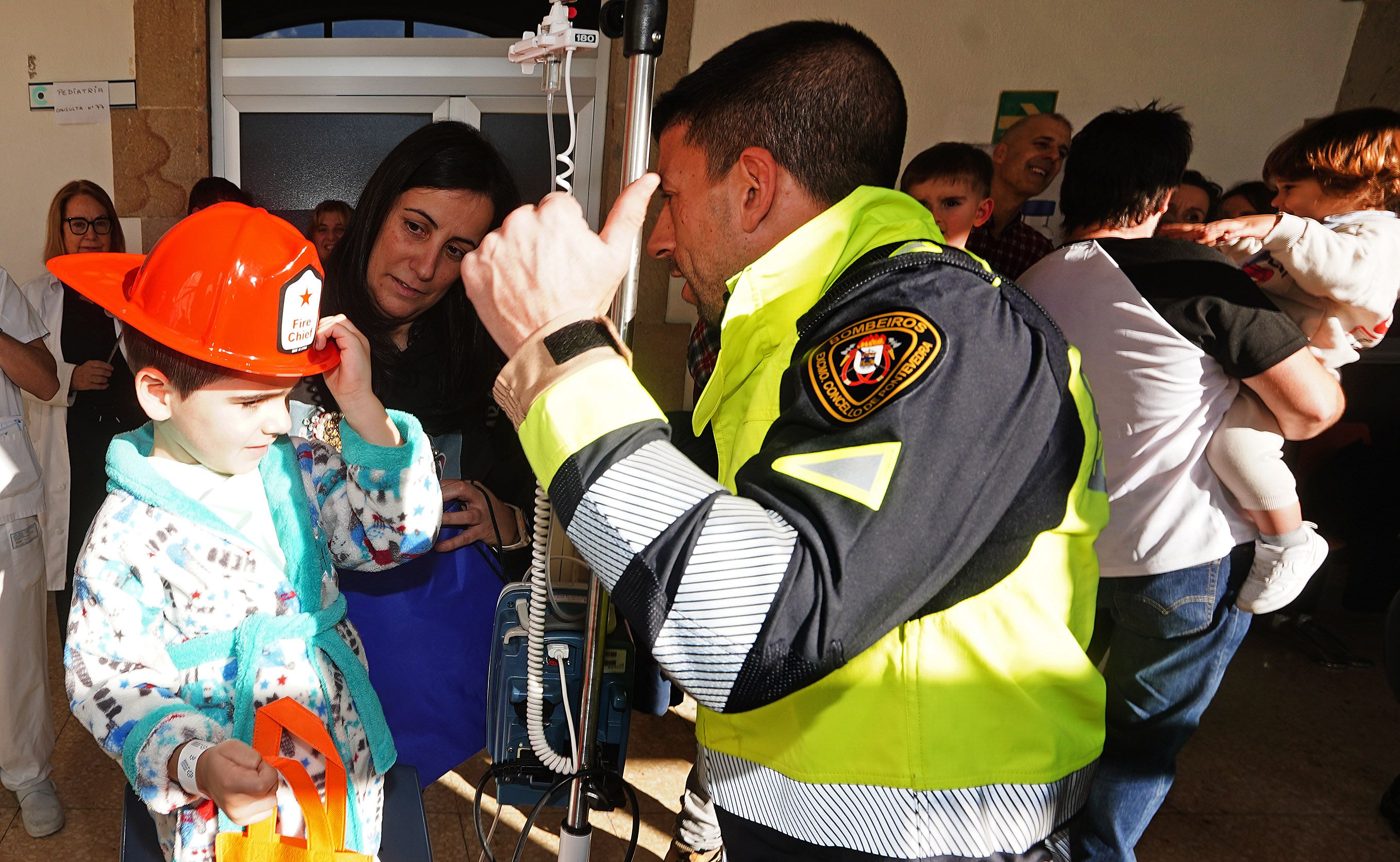 Os Bombeiros de Pontevedra visitan os nenos ingresados no Hospital Provincial