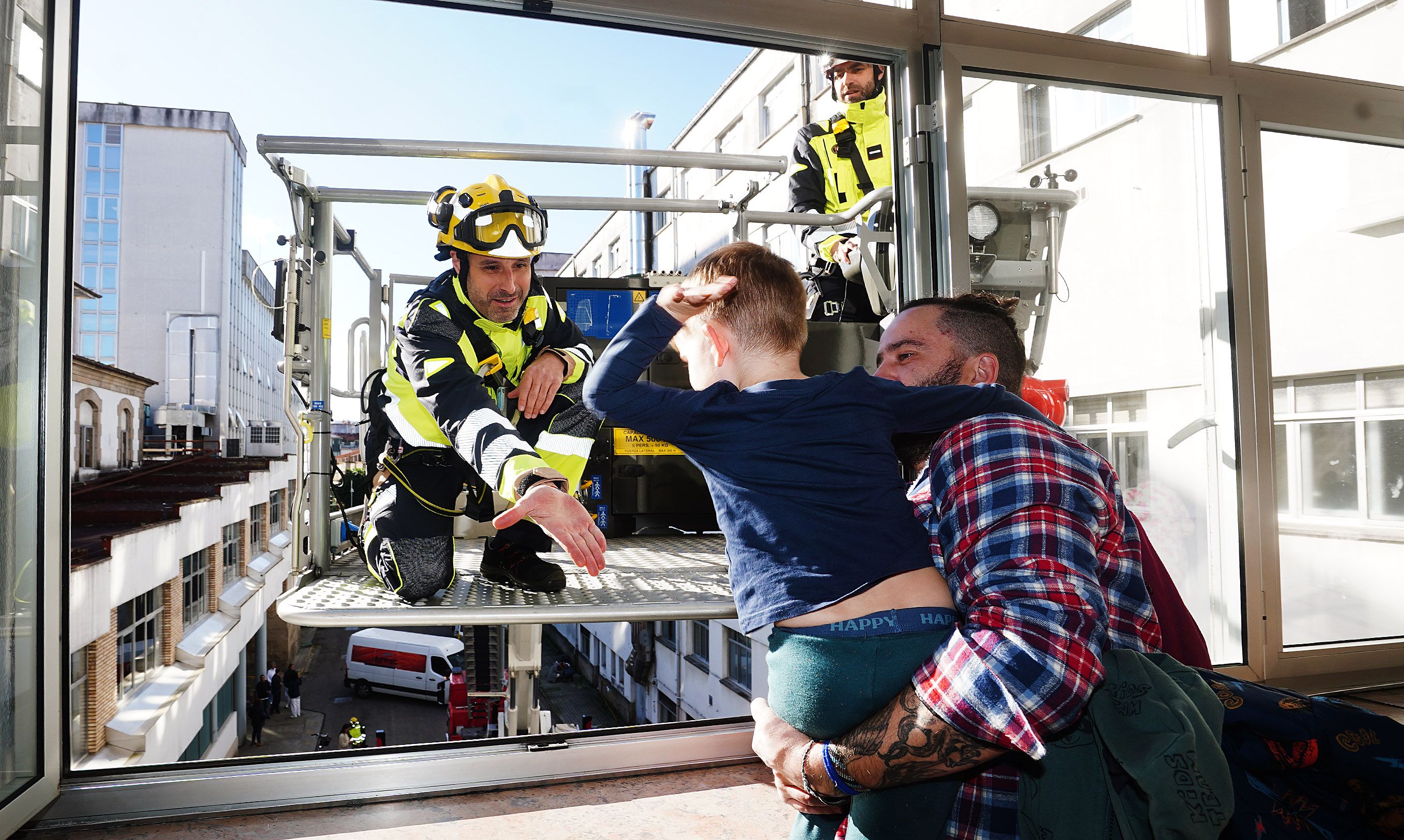 Os Bombeiros de Pontevedra visitan os nenos ingresados no Hospital Provincial