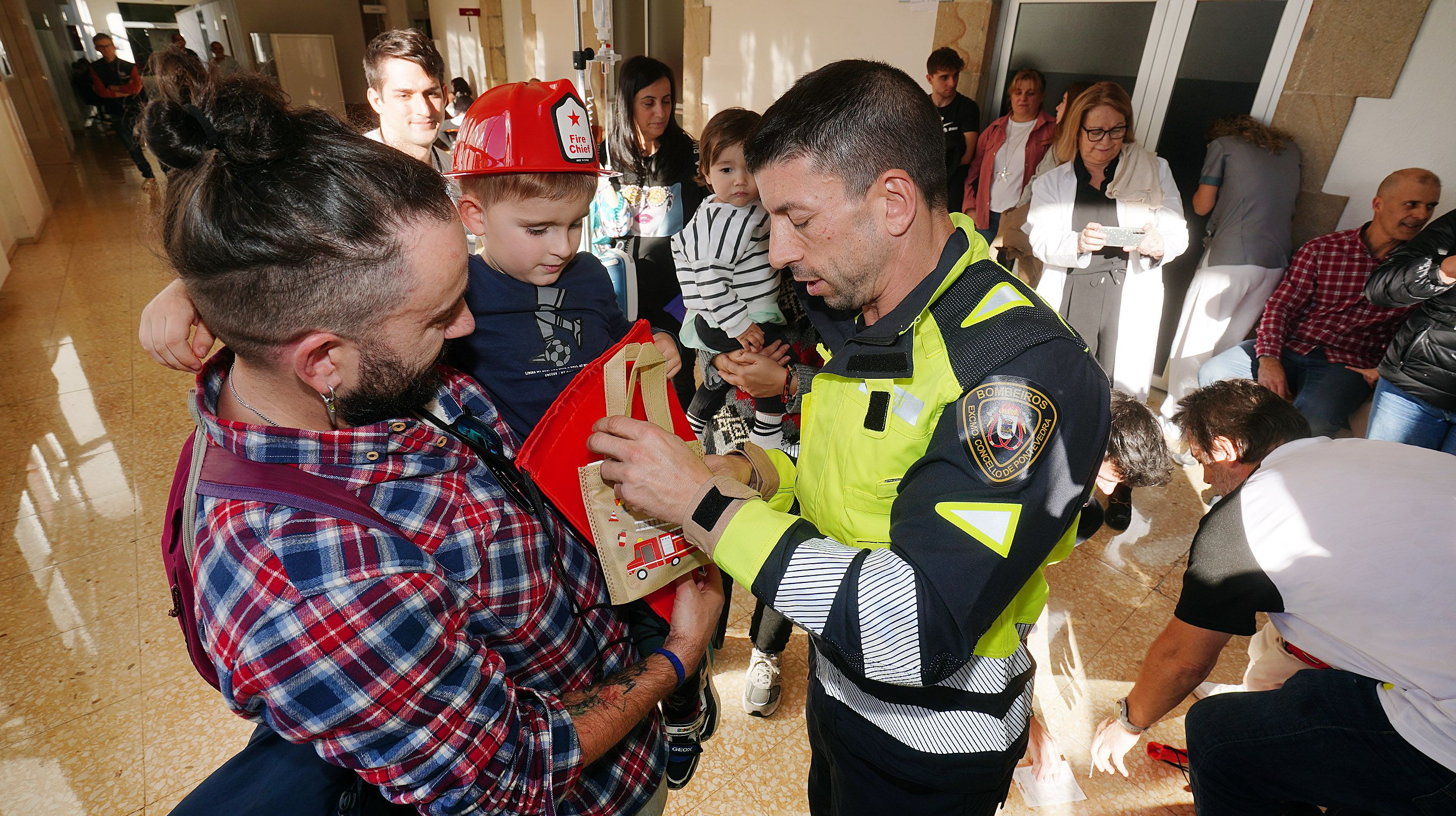 Os Bombeiros de Pontevedra visitan os nenos ingresados no Hospital Provincial