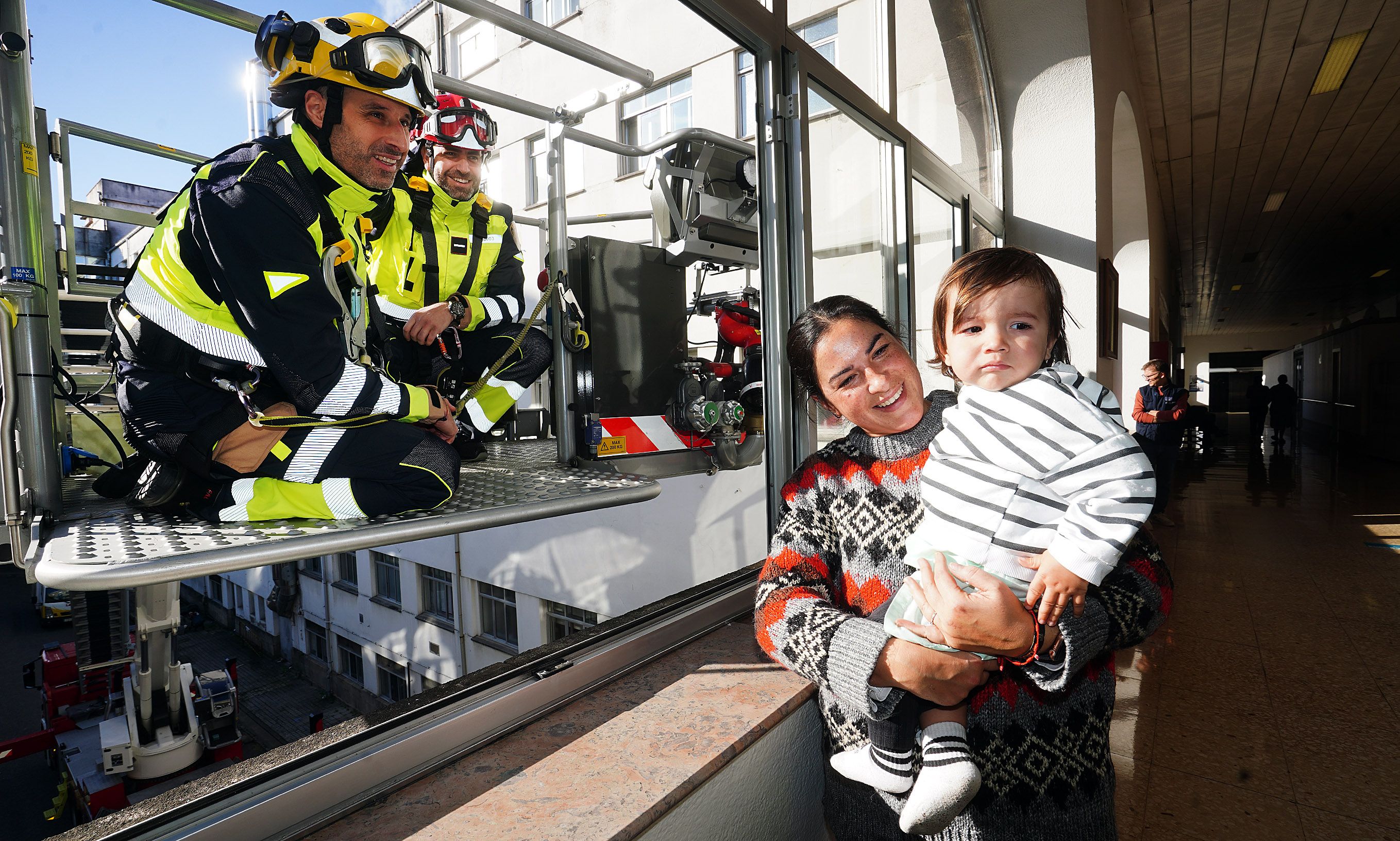 Os Bombeiros de Pontevedra visitan os nenos ingresados no Hospital Provincial