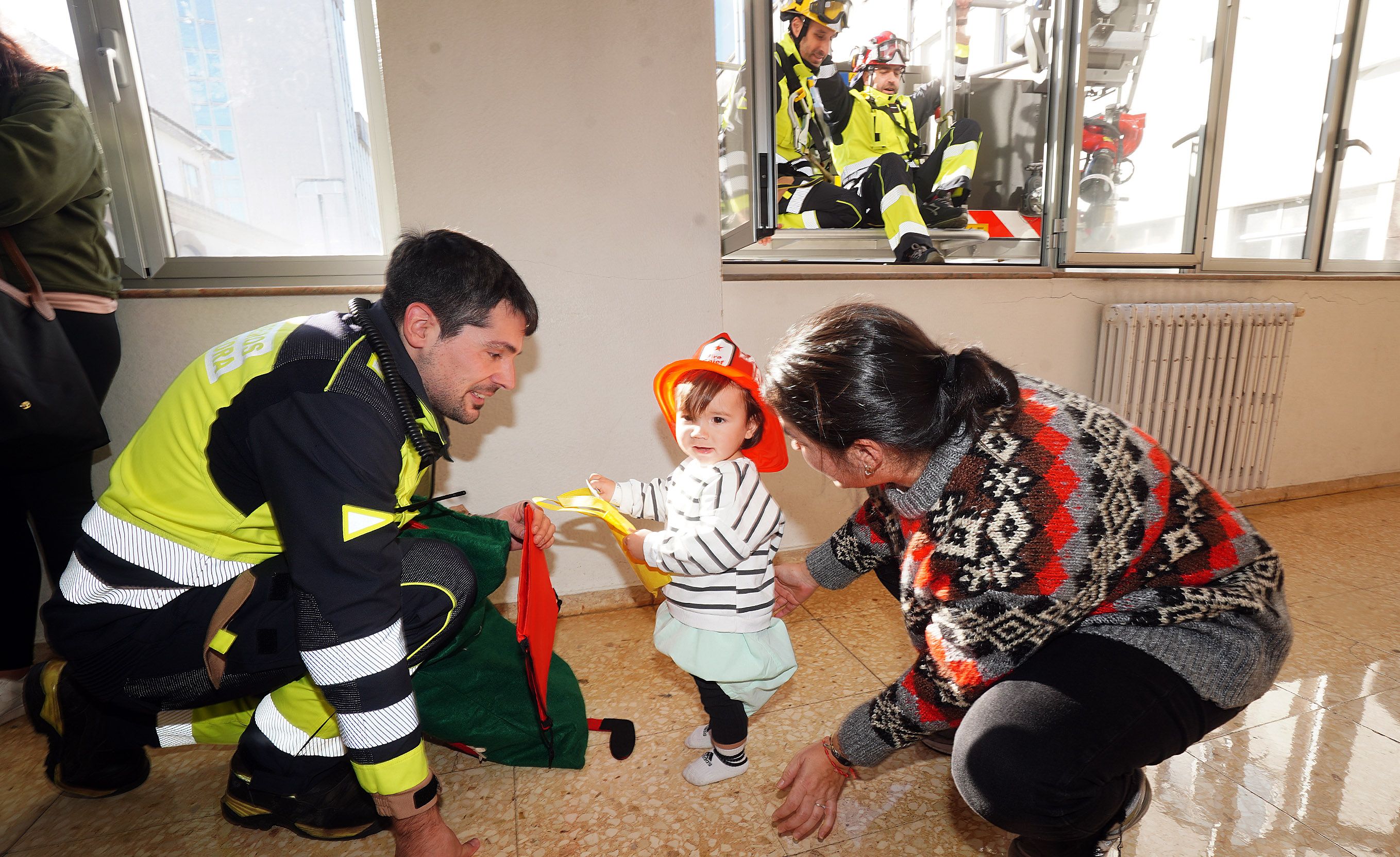 Os Bombeiros de Pontevedra visitan os nenos ingresados no Hospital Provincial