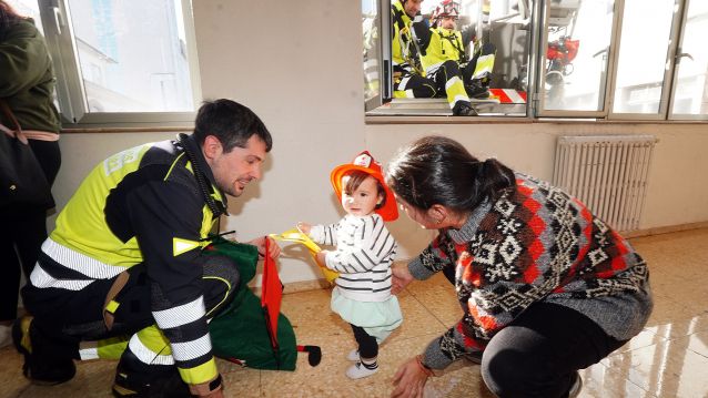 Os Bombeiros de Pontevedra visitan os nenos ingresados no Hospital Provincial