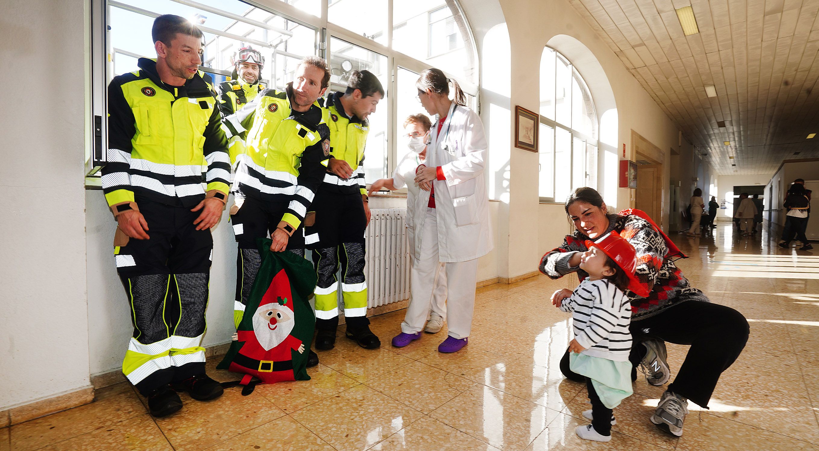 Os Bombeiros de Pontevedra visitan os nenos ingresados no Hospital Provincial