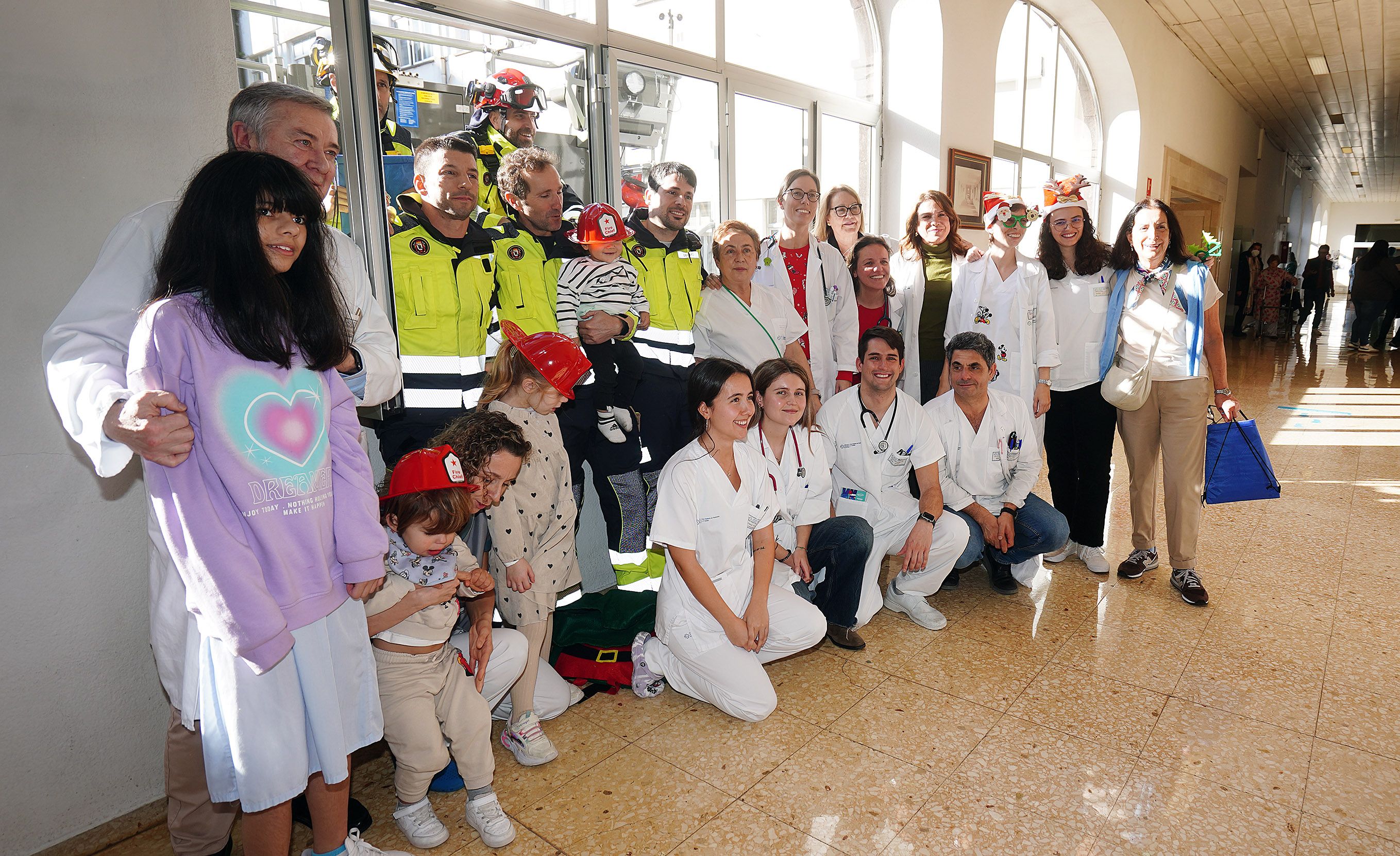 Os Bombeiros de Pontevedra visitan os nenos ingresados no Hospital Provincial