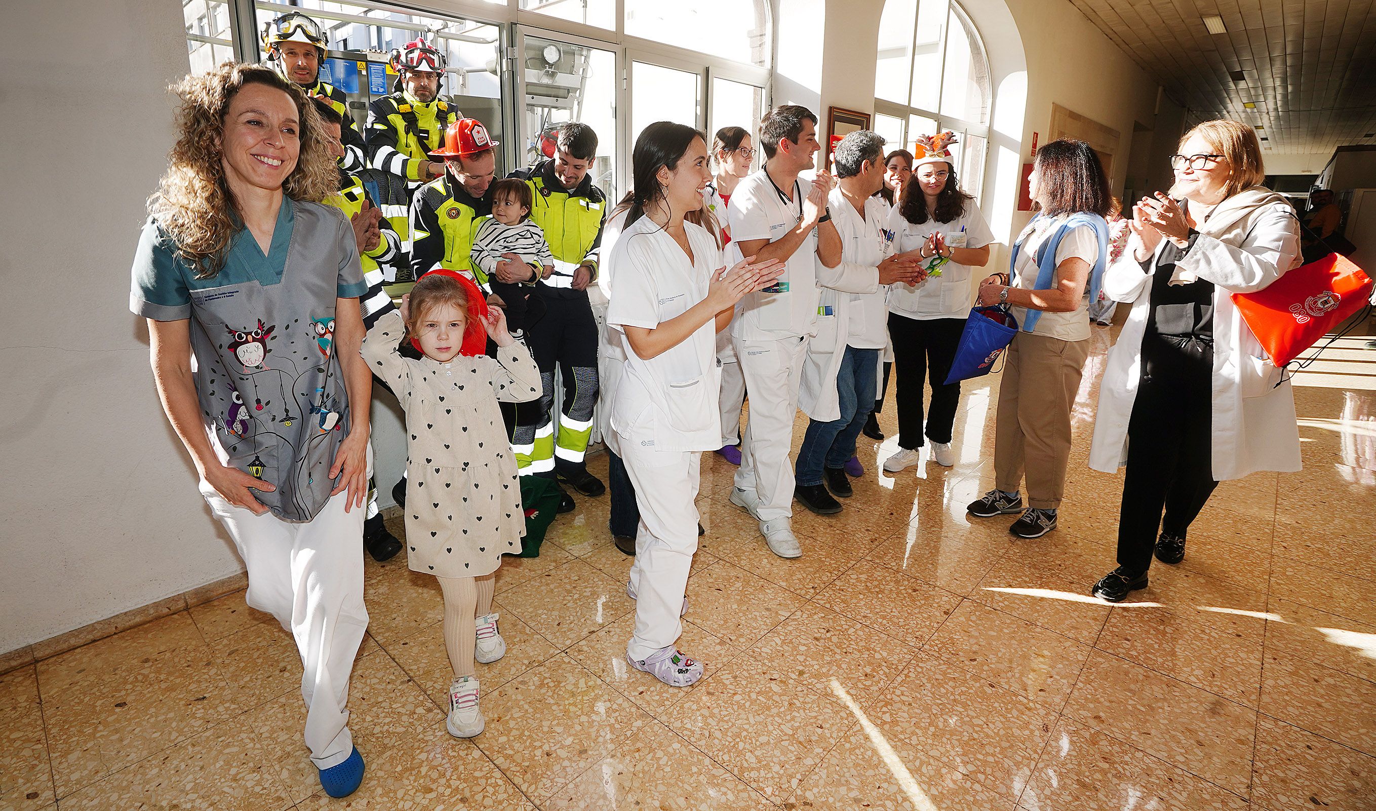 Os Bombeiros de Pontevedra visitan os nenos ingresados no Hospital Provincial