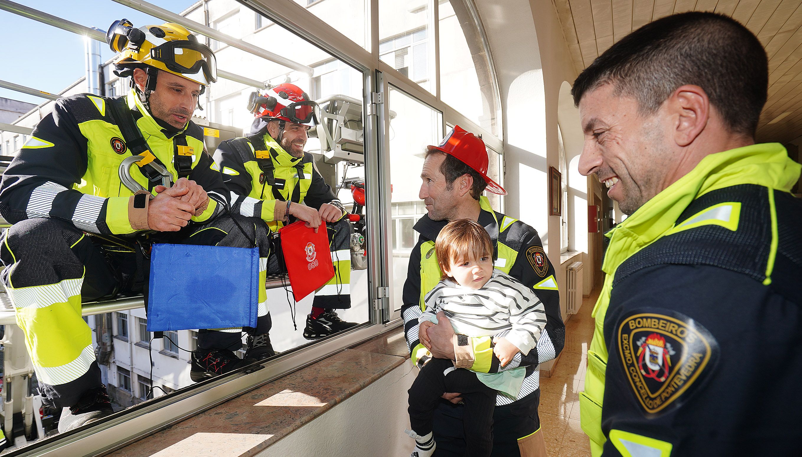 Os Bombeiros de Pontevedra visitan os nenos ingresados no Hospital Provincial