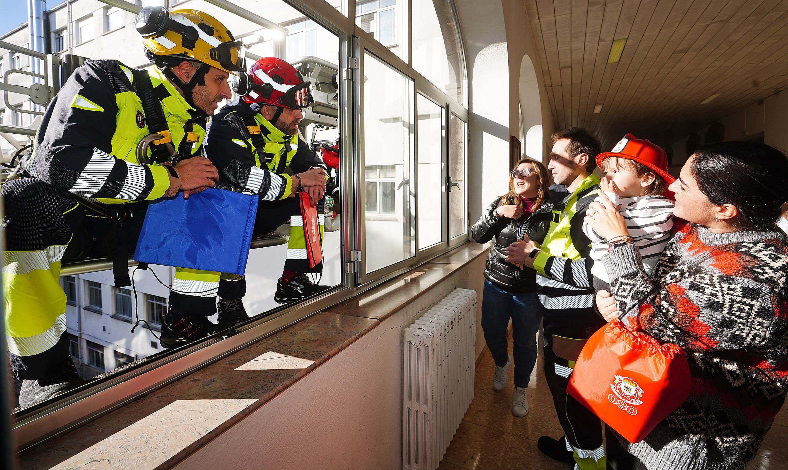 Os Bombeiros de Pontevedra visitan os nenos ingresados no Hospital Provincial