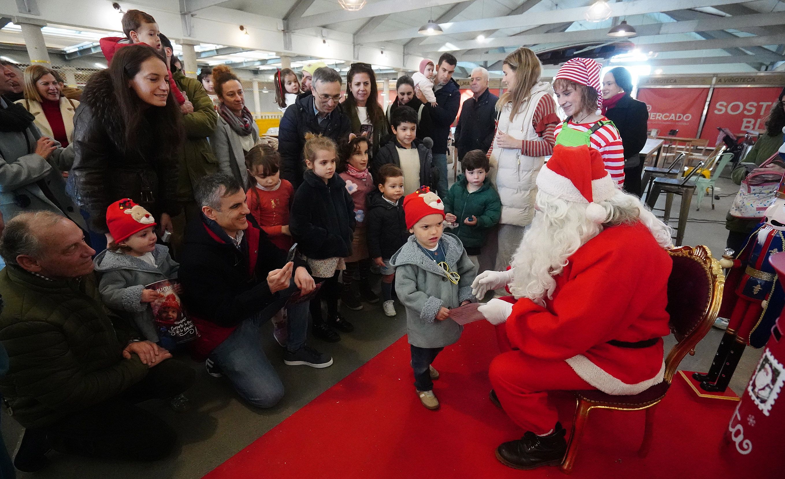 Papá Noel visita o mercado de abastos de Pontevedra