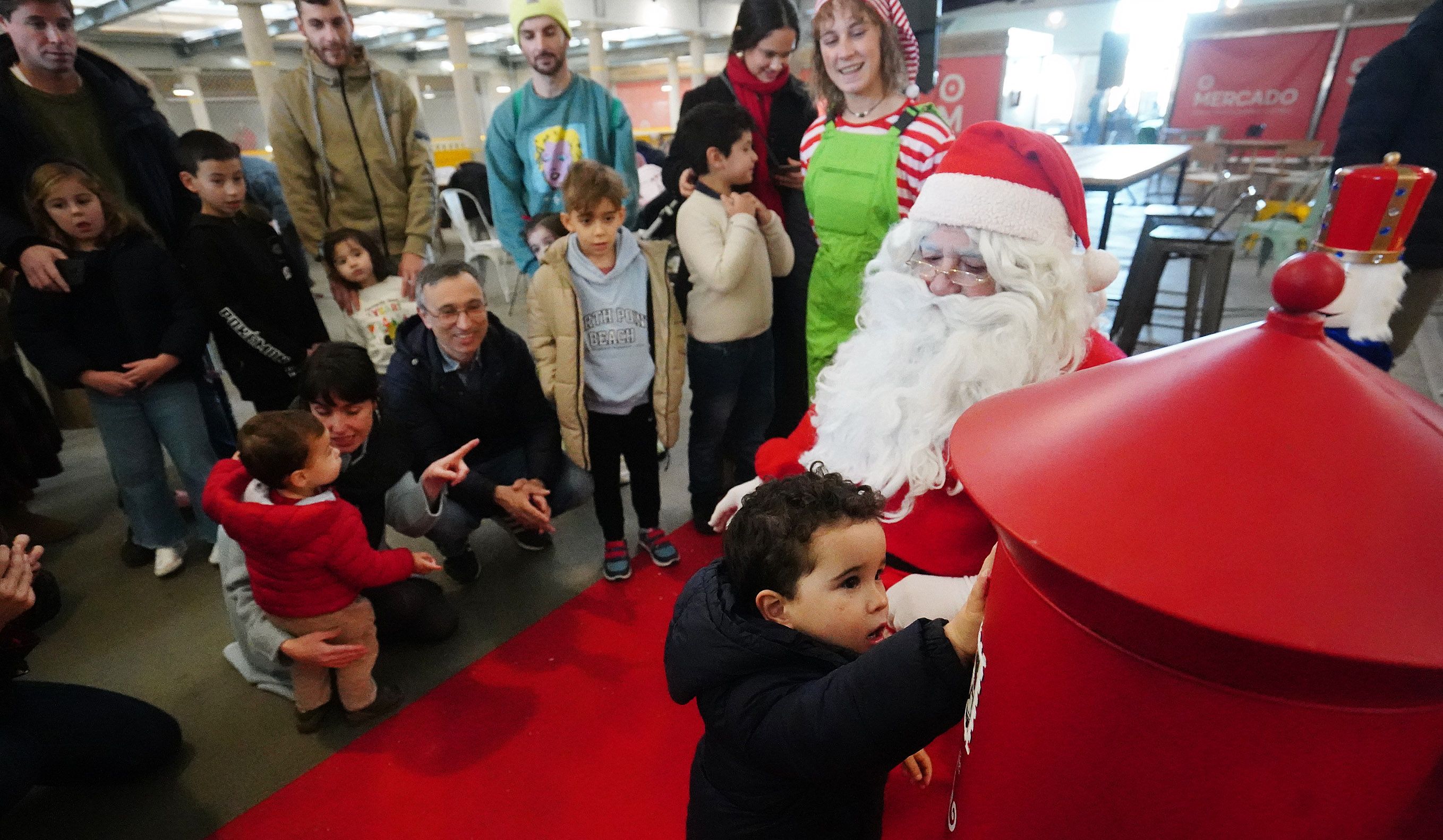 Papá Noel visita o mercado de abastos de Pontevedra