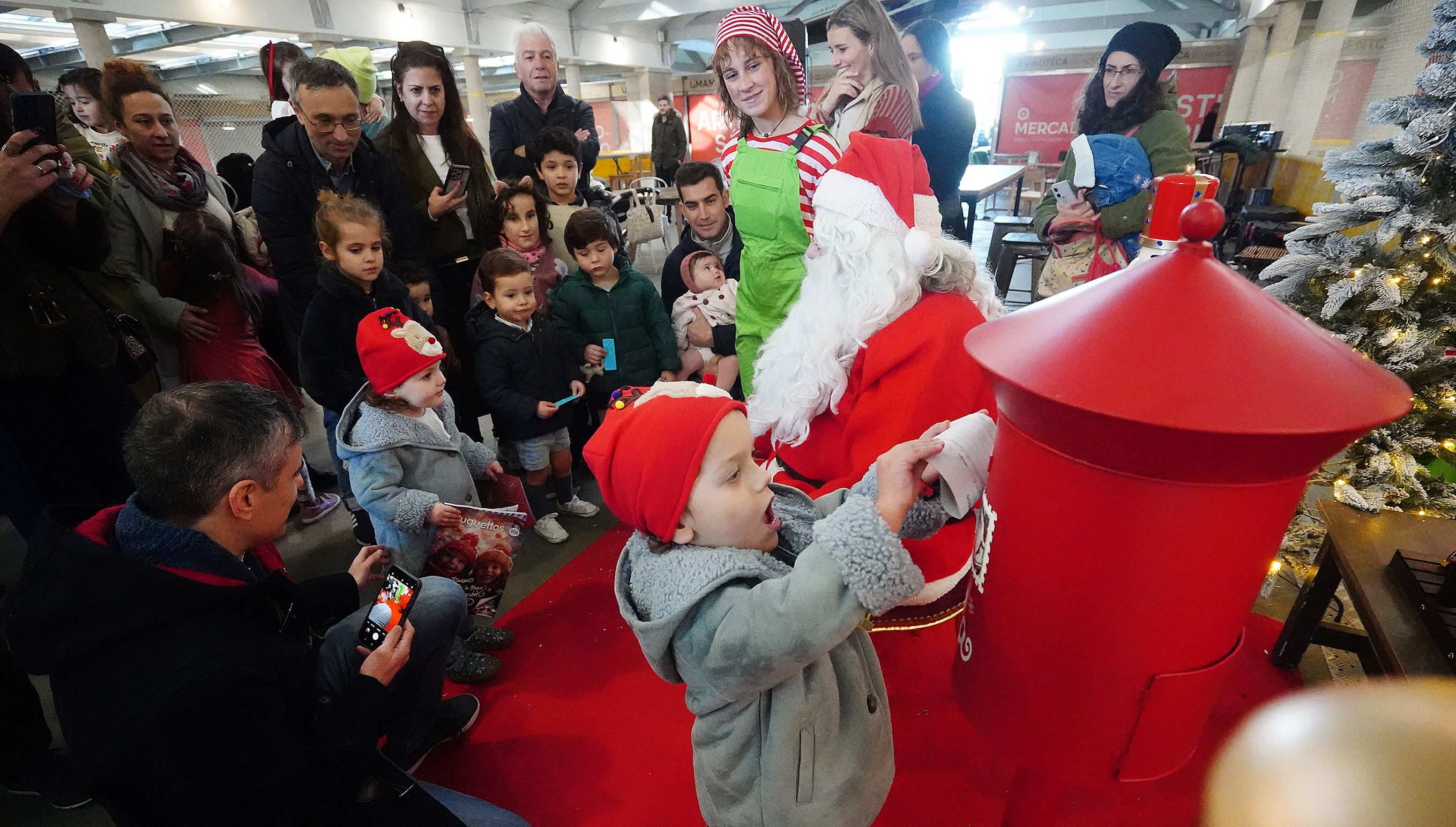 Papá Noel visita o mercado de abastos de Pontevedra