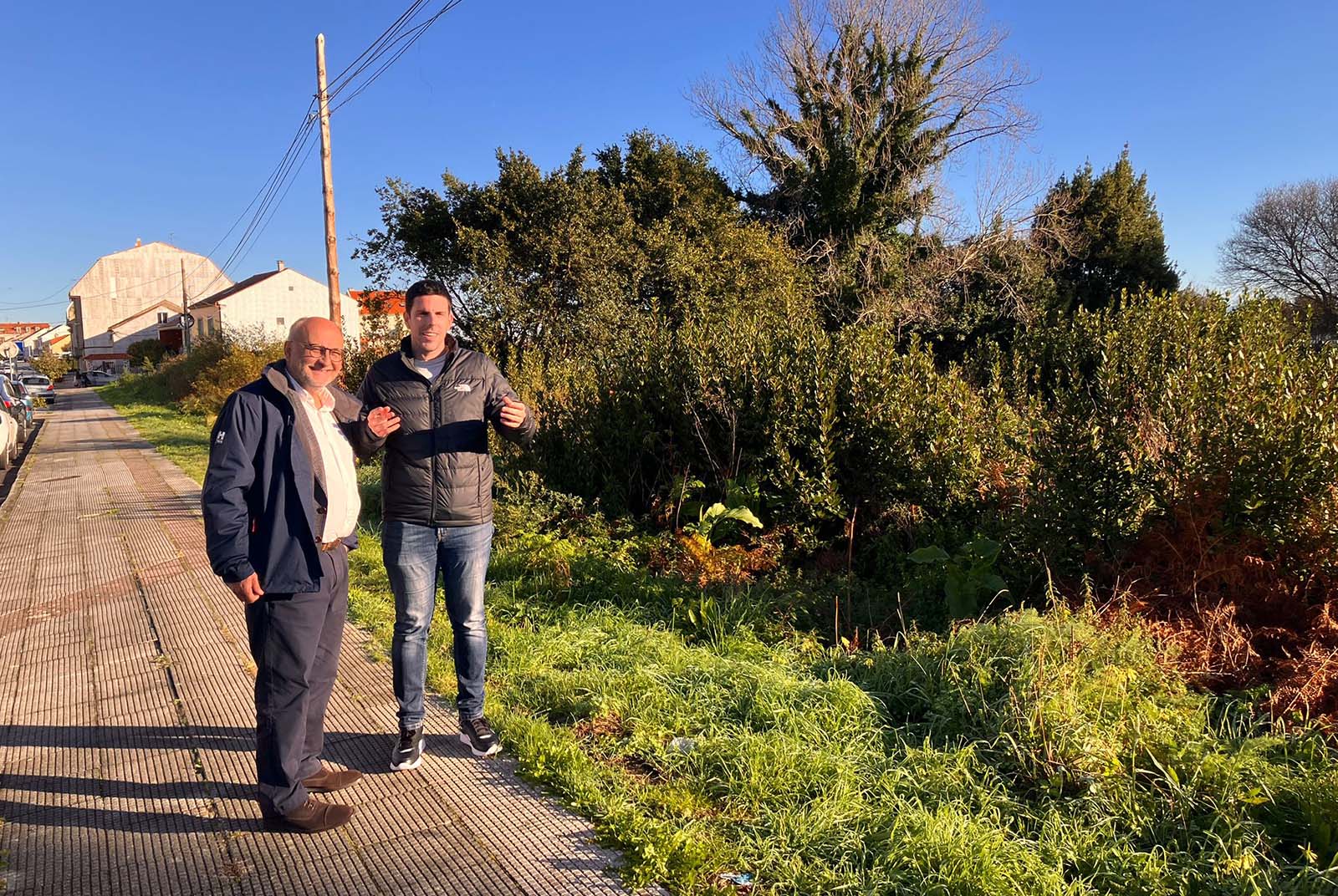 Abel Losada e Luis Arosa nunha das parcelas incautadas a Marcial Dorado