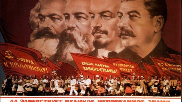 “Viva a Gran Bandeira Invencíbel! Marx Engels Lenin Stalin!” Famoso cartel propagandístico soviético