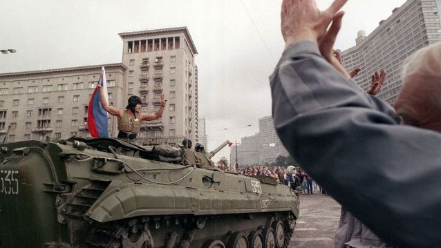 Un tripulante de tanque soviético é aclamado pola xente das rúas ao ondear a bandeira rusa, en Agosto de 1991