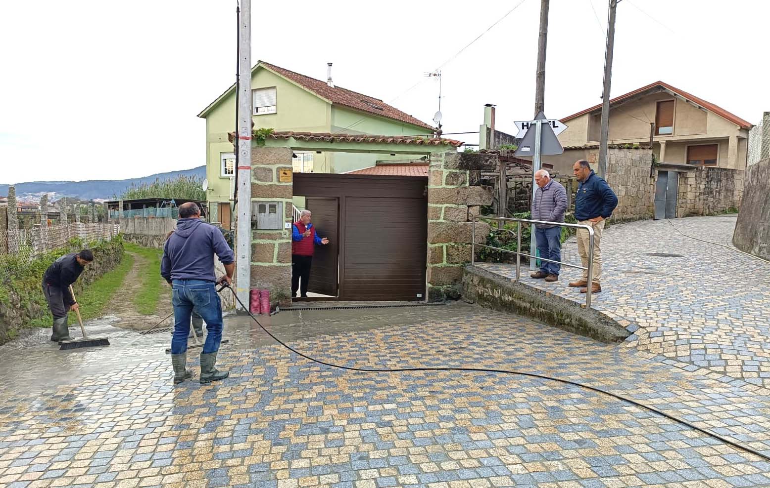 Novo pavimento no Camiño Paradela, en Liñares