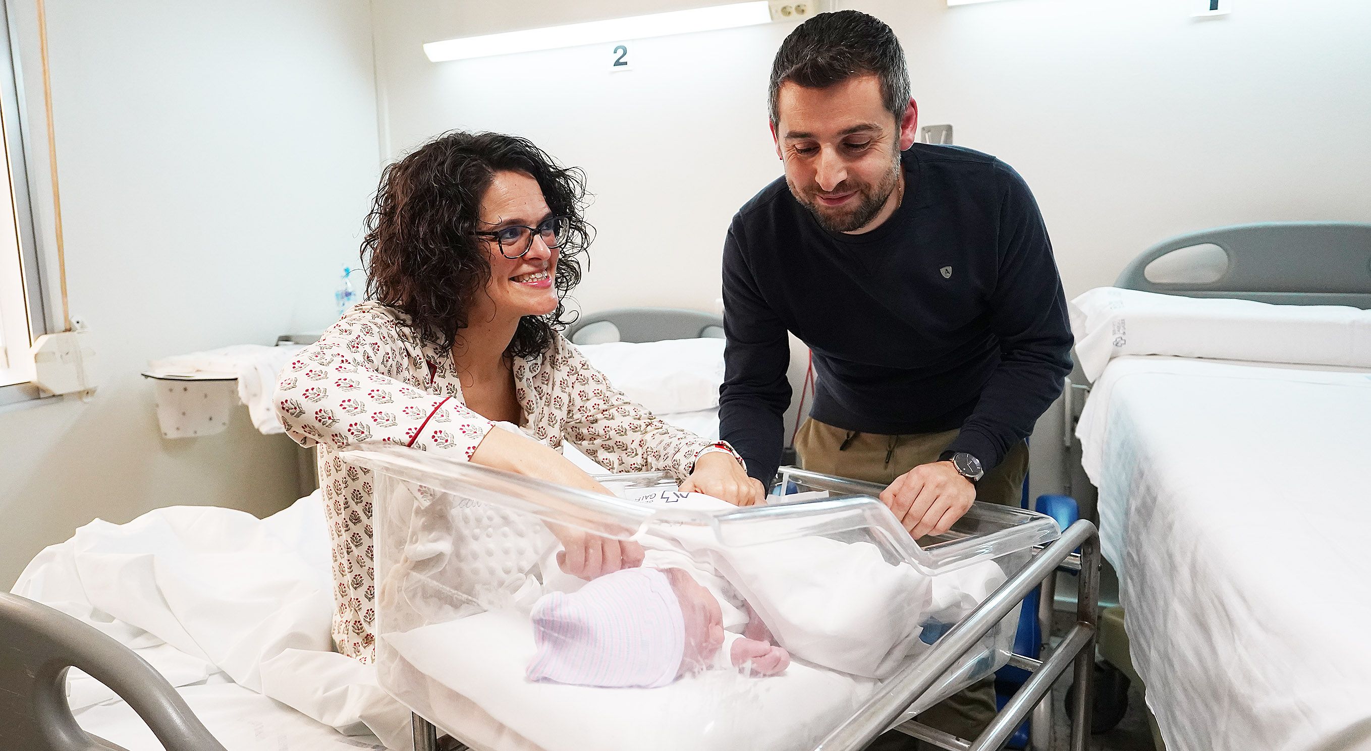 Mauro Estévez Álvarez, primeiro bebé do ano en Galicia, cos seus pais, Andrea Estévez e César Álvarez