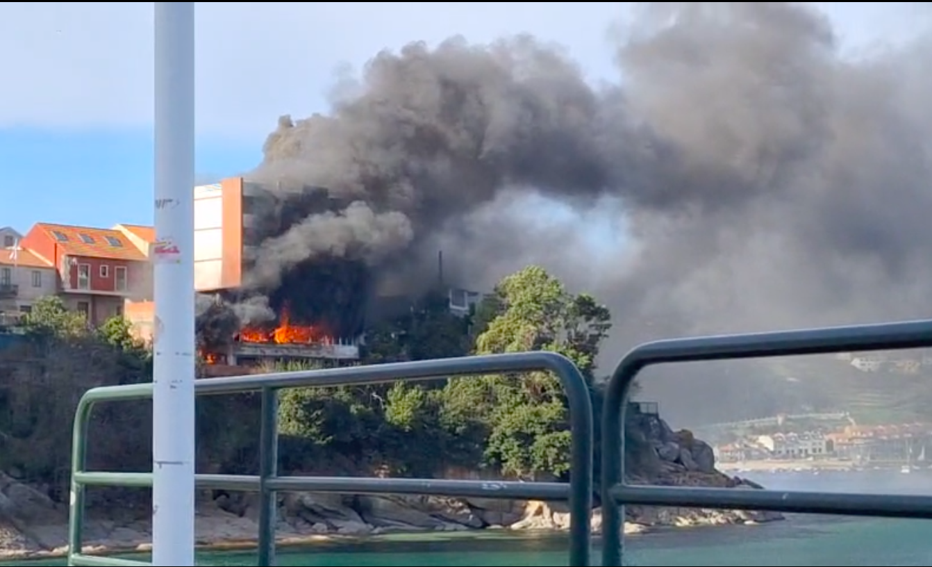 Incendio dun edificio na avenida de Carrasqueira en Bueu