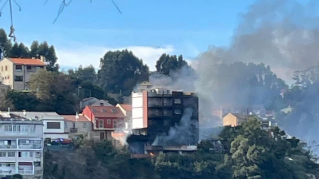 Incendio dun edificio na avenida de Carrasqueira en Bueu