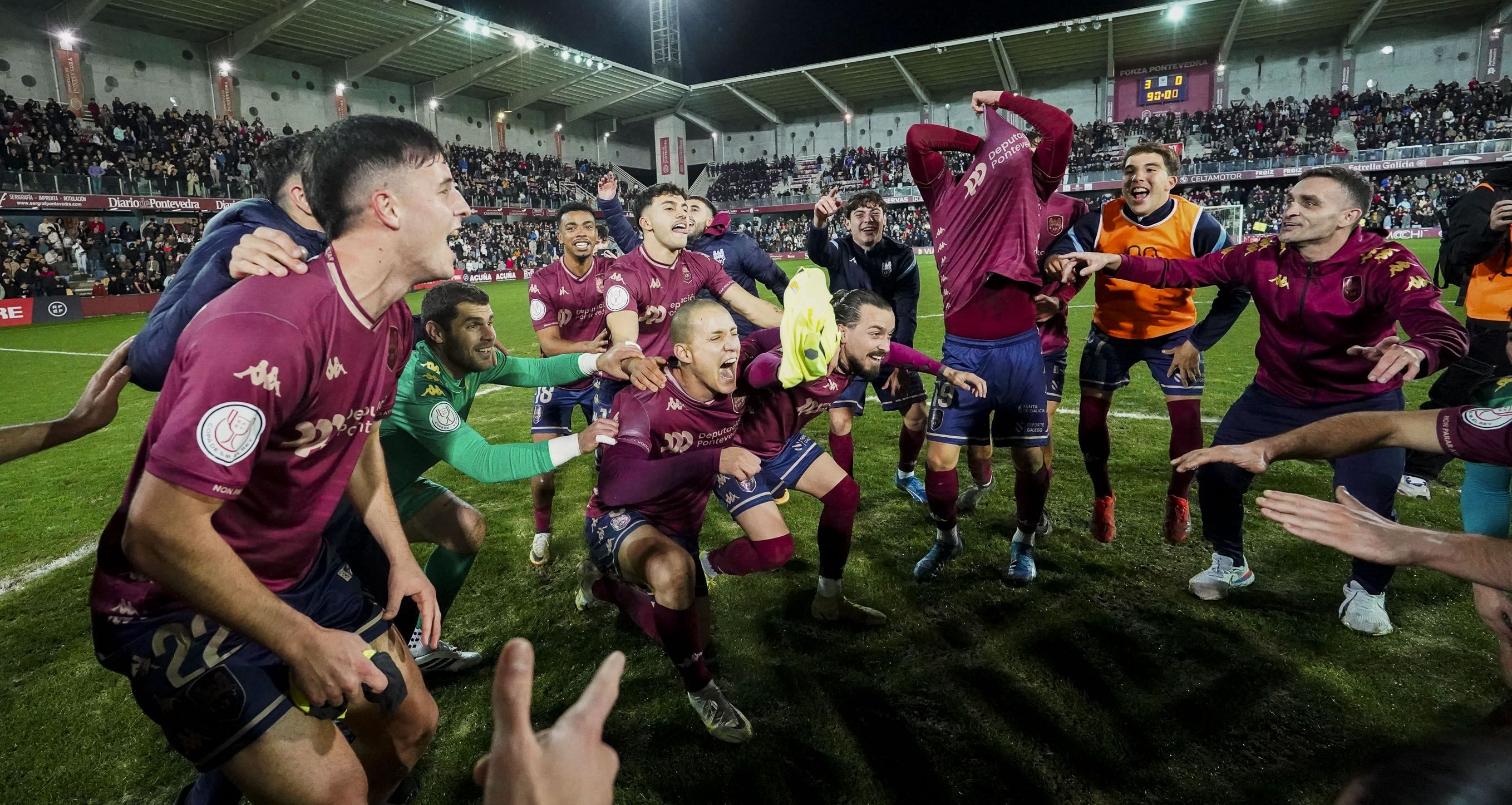 Os xogadores do Pontevedra celebran a vitoria ante o Mallorca