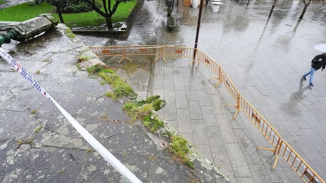 A balaustrada foi retirada polos Bombeiros