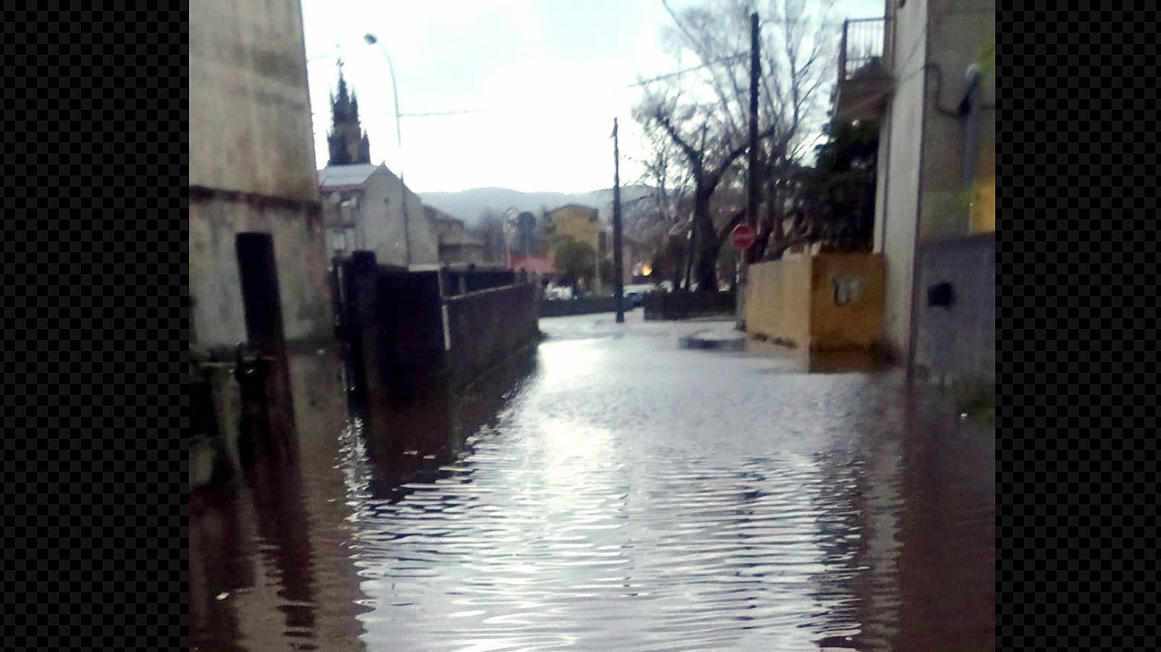 A Rúa do Santo en Lourizán asolagada este mércores 8 de xaneiro