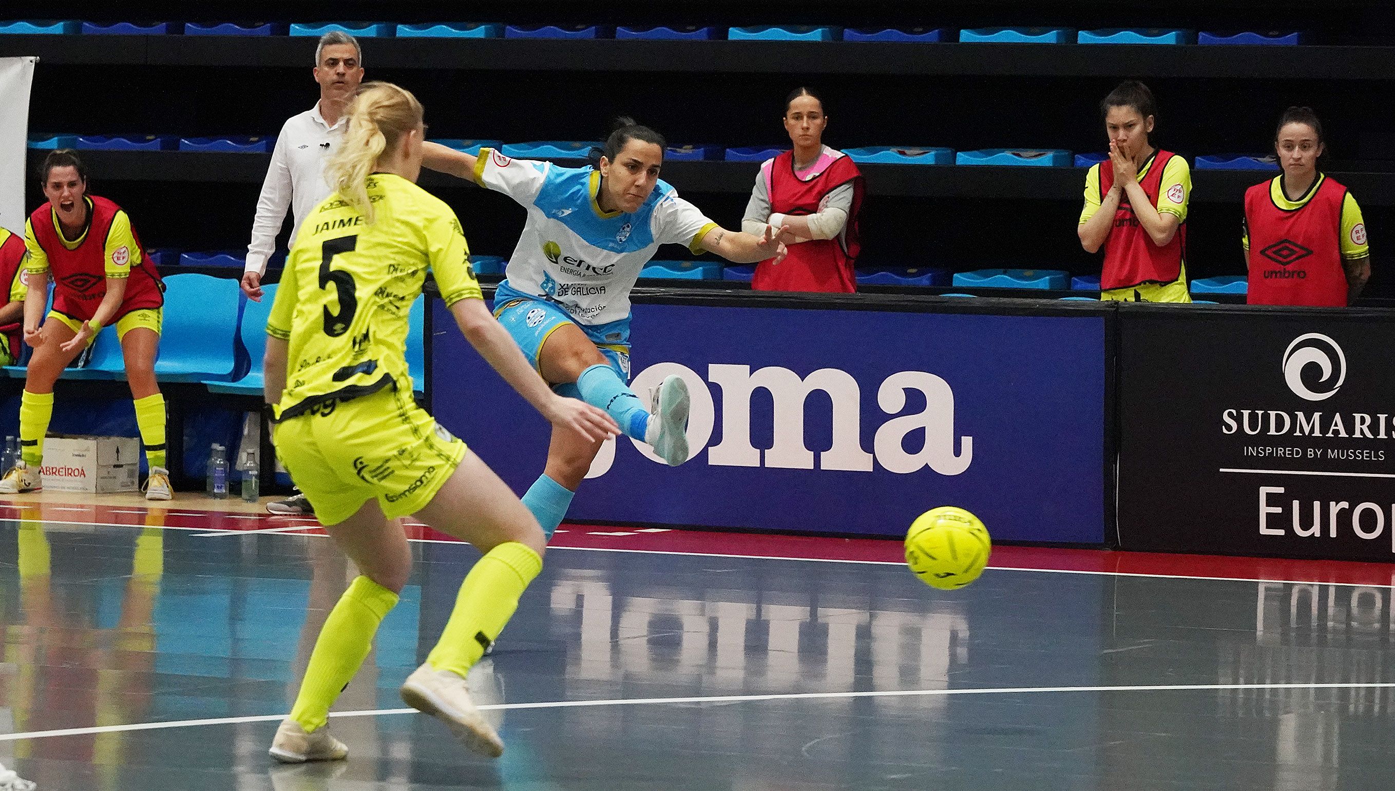 Partido entre o Marín Futsal e o Atlético Torcal na Raña