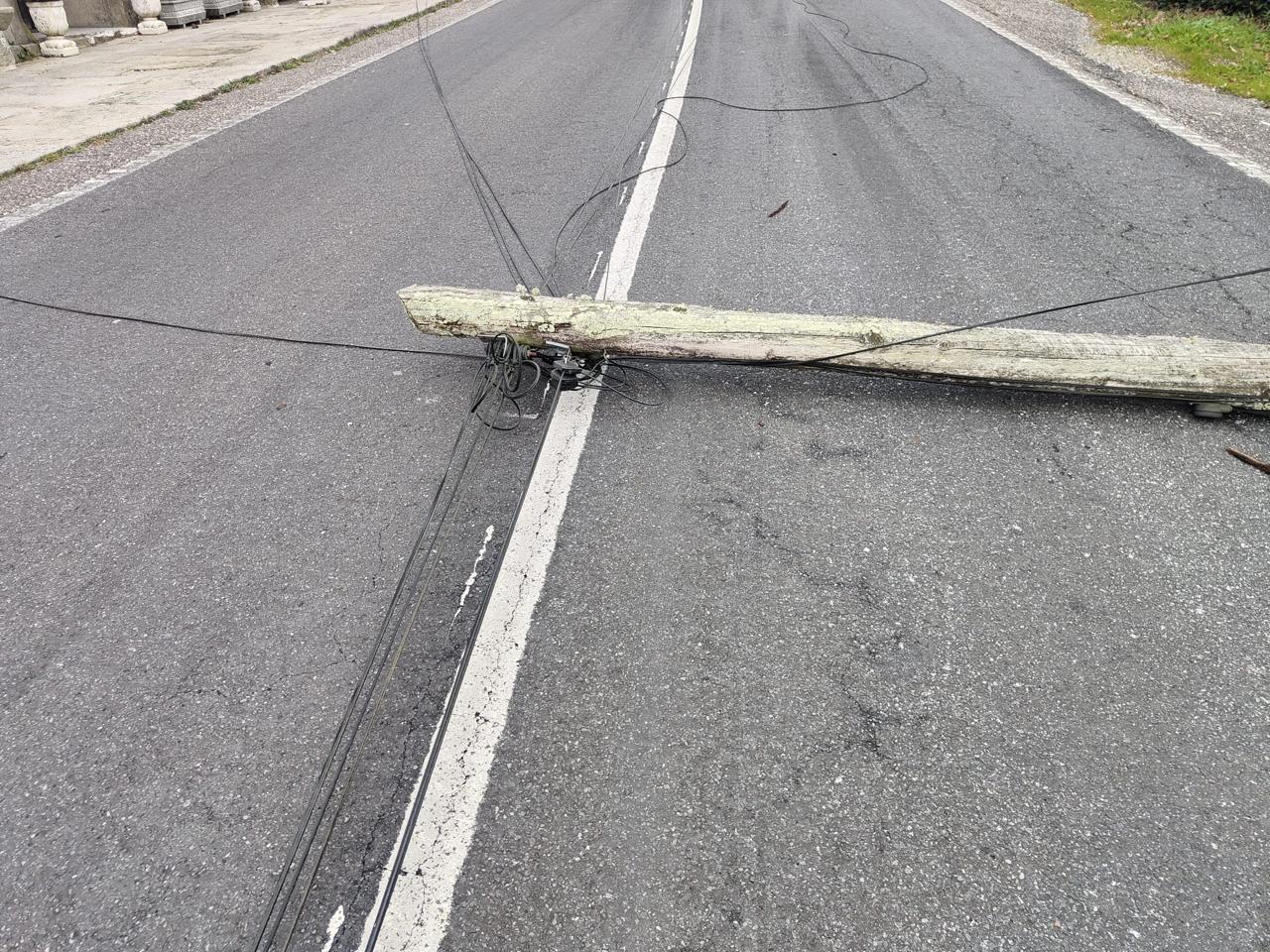 Poste roto en Campo Lameiro