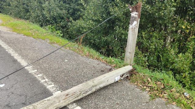 Poste de telefonía roto en Campo Lameiro