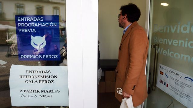 Cola para la retirada de entradas para los actos de los Premios Feroz