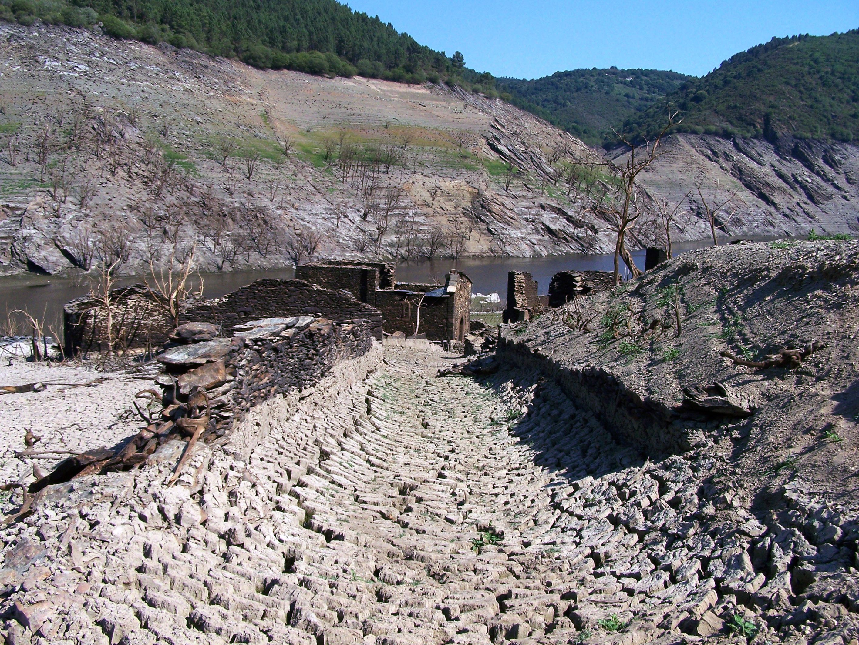 Vella pista de acceso a Mourulle