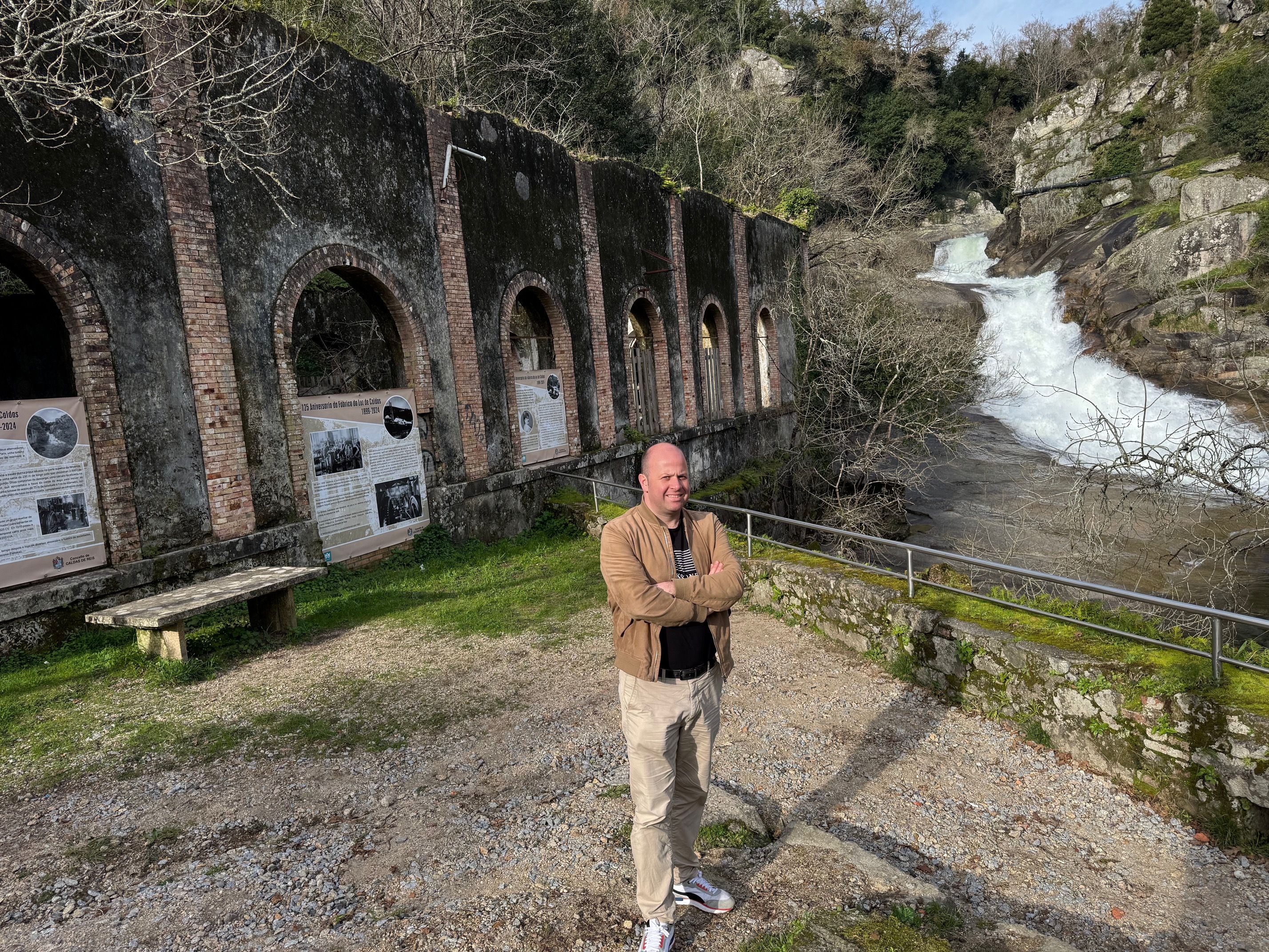 Manuel Farila diante da Fábrica da Luz