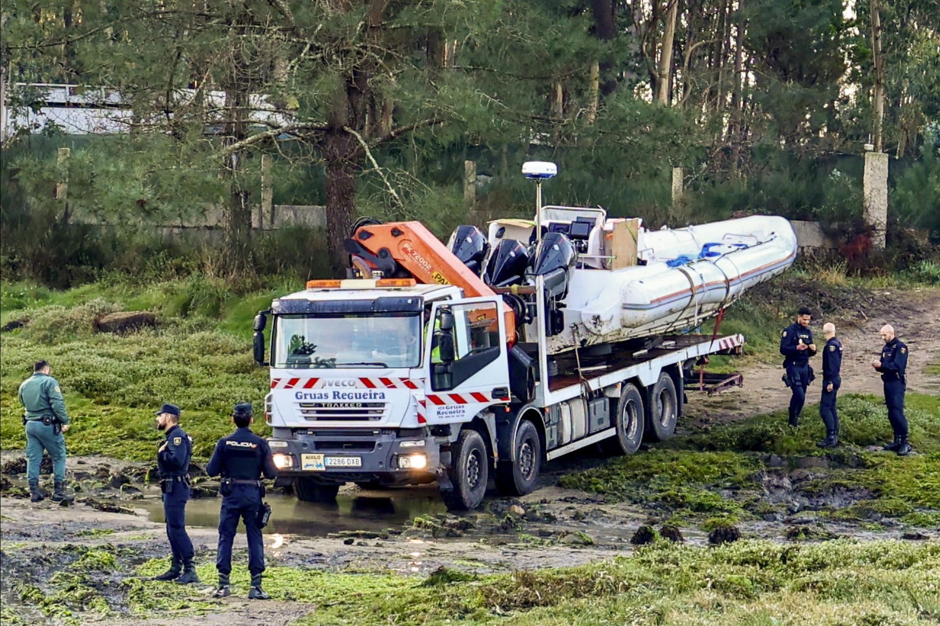 Retiran a planeadora que apareceu varada en Vilanova