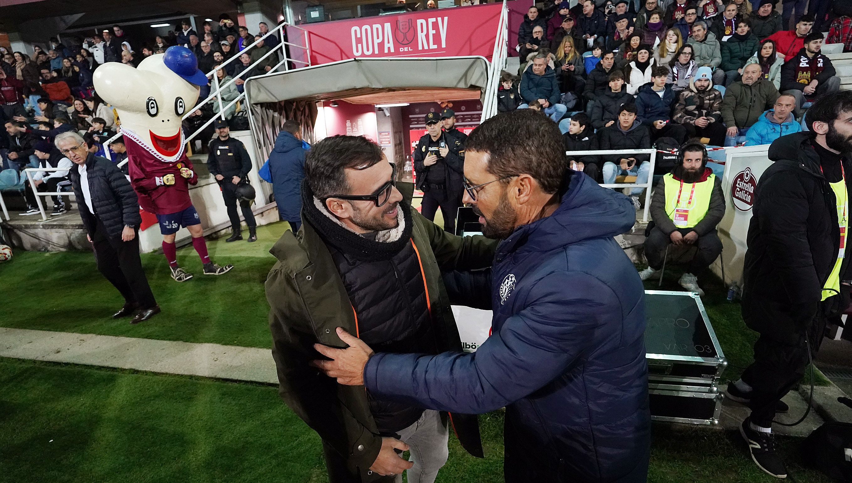 Yago Iglesias xunto a José Bordalás antes do Pontevedra-Getafe de Copa