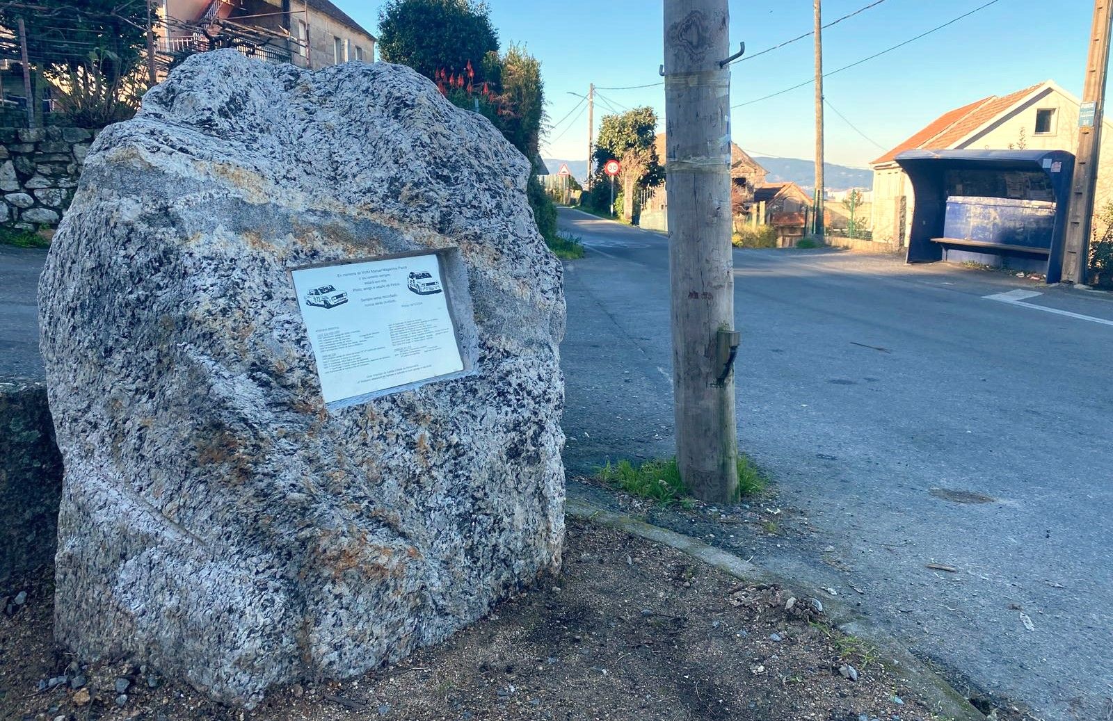 Monólito de homenaxe a Víctor Magariños en Pintos