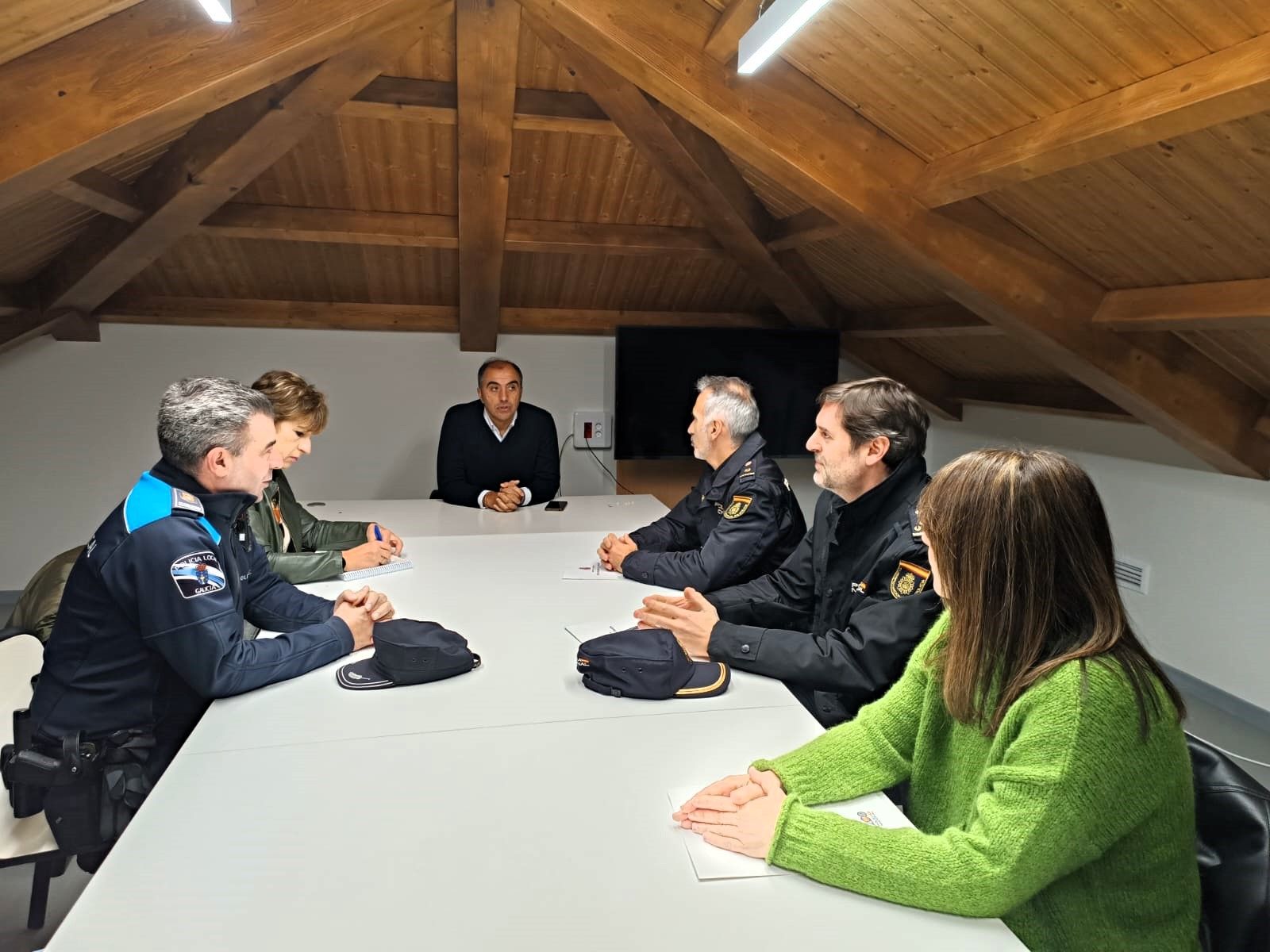 Ángel Moldes con responsables do VIDOC da Comisaría da Policía Nacional de Pontevedra