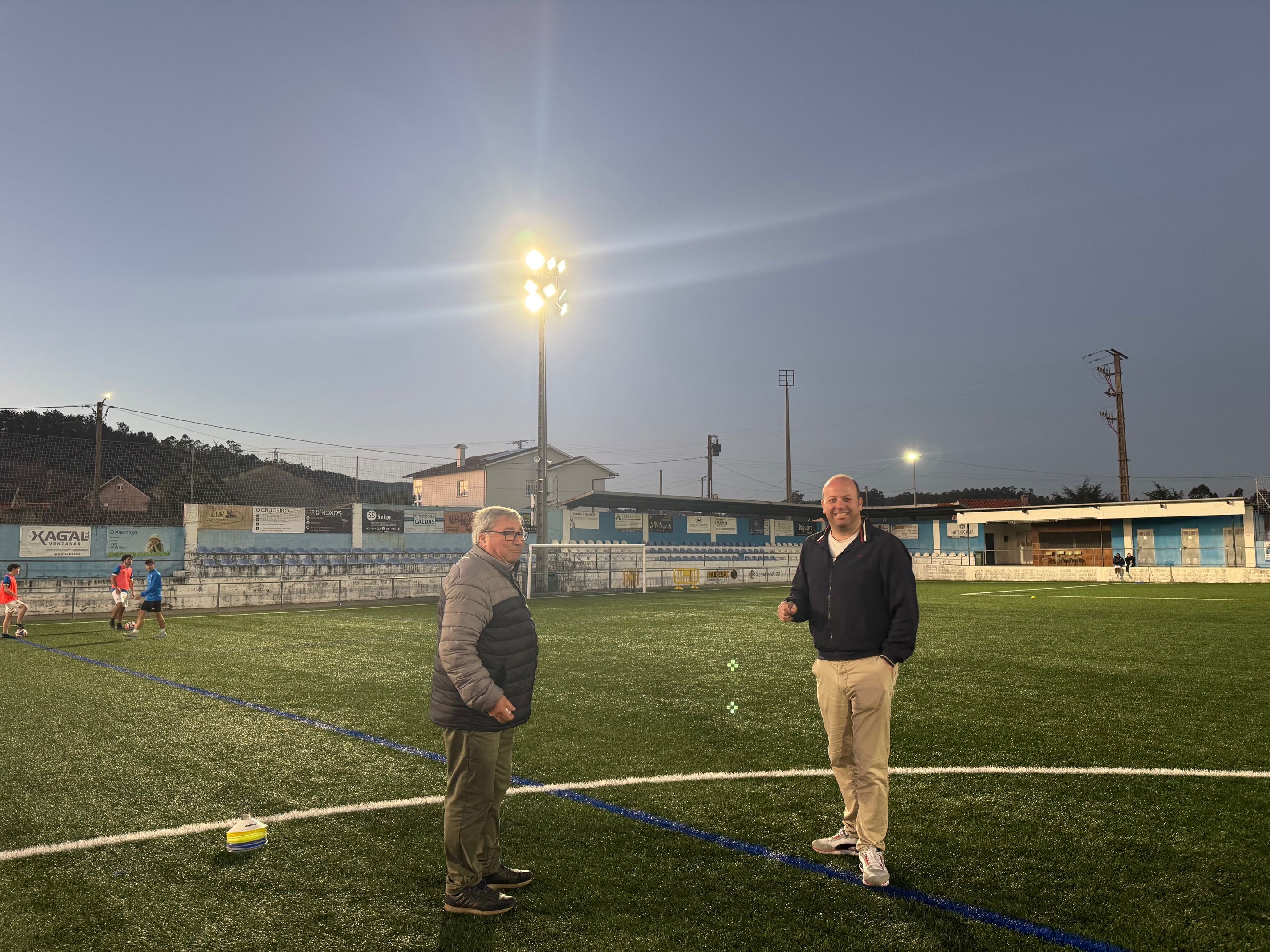 Manuel Fariña comproba a nova iluminación no campo das Corticeiras