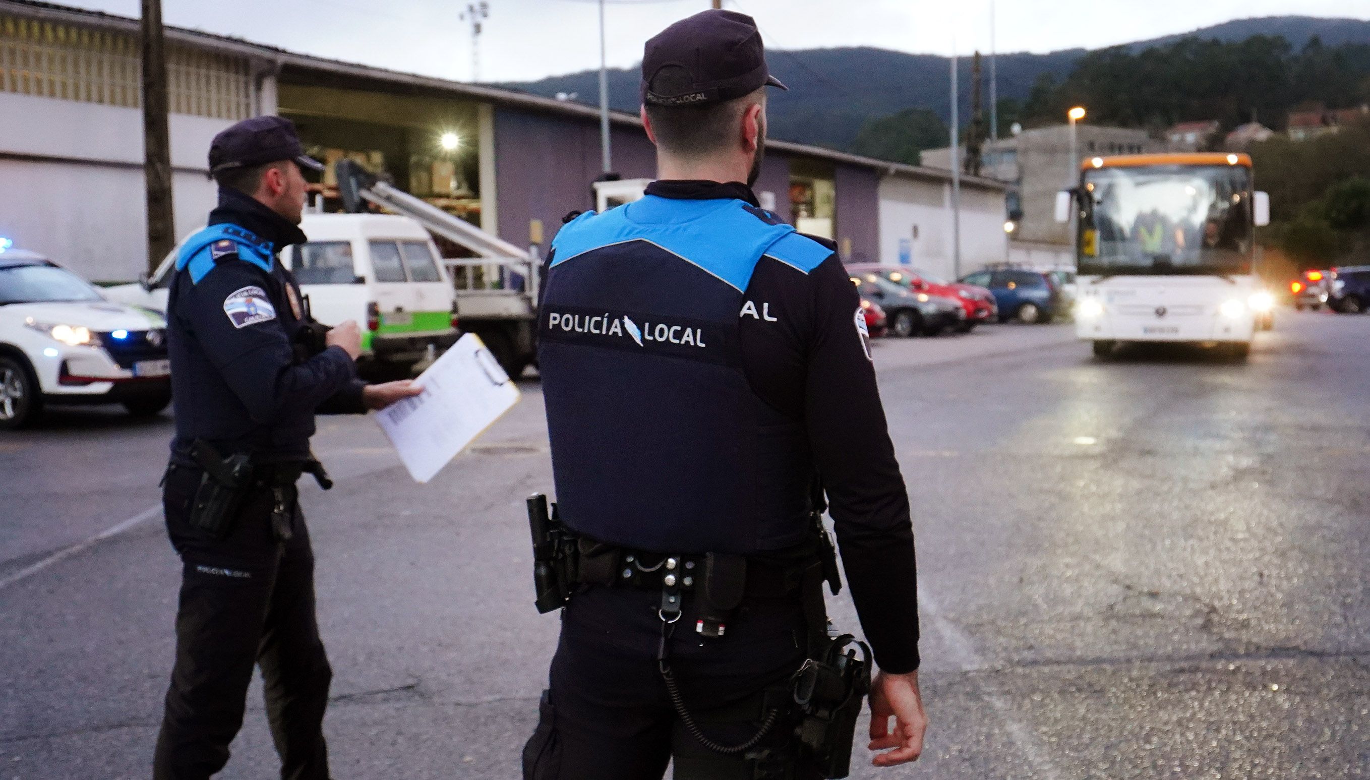 A Policía Local de Poio inspecciona os vehículos destinados ao transporte escolar