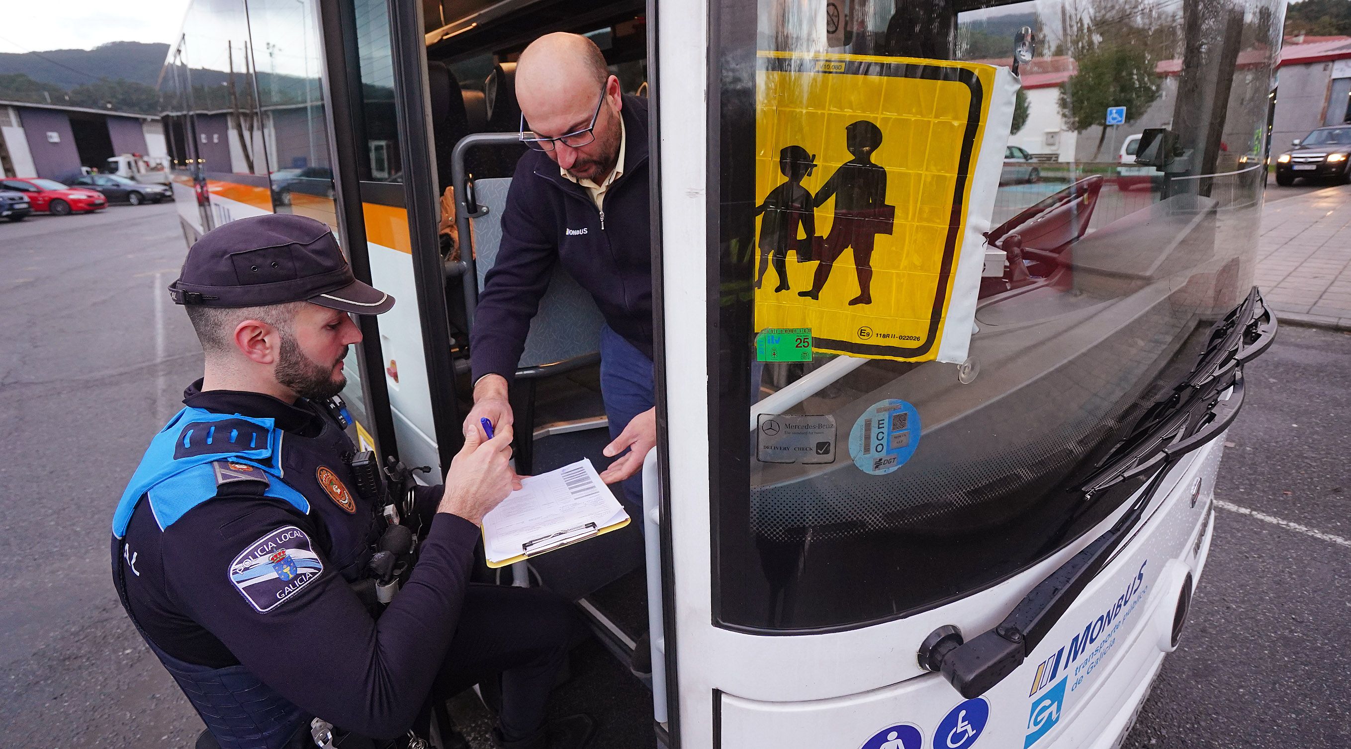 A Policía Local de Poio inspecciona os vehículos destinados ao transporte escolar