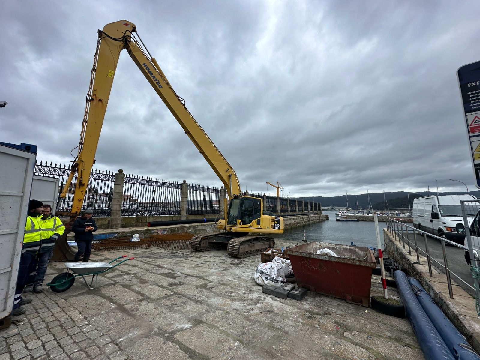 Obras en la dársena portuaria de Marín, conocida popularmente como Cemiterio de Chalanas