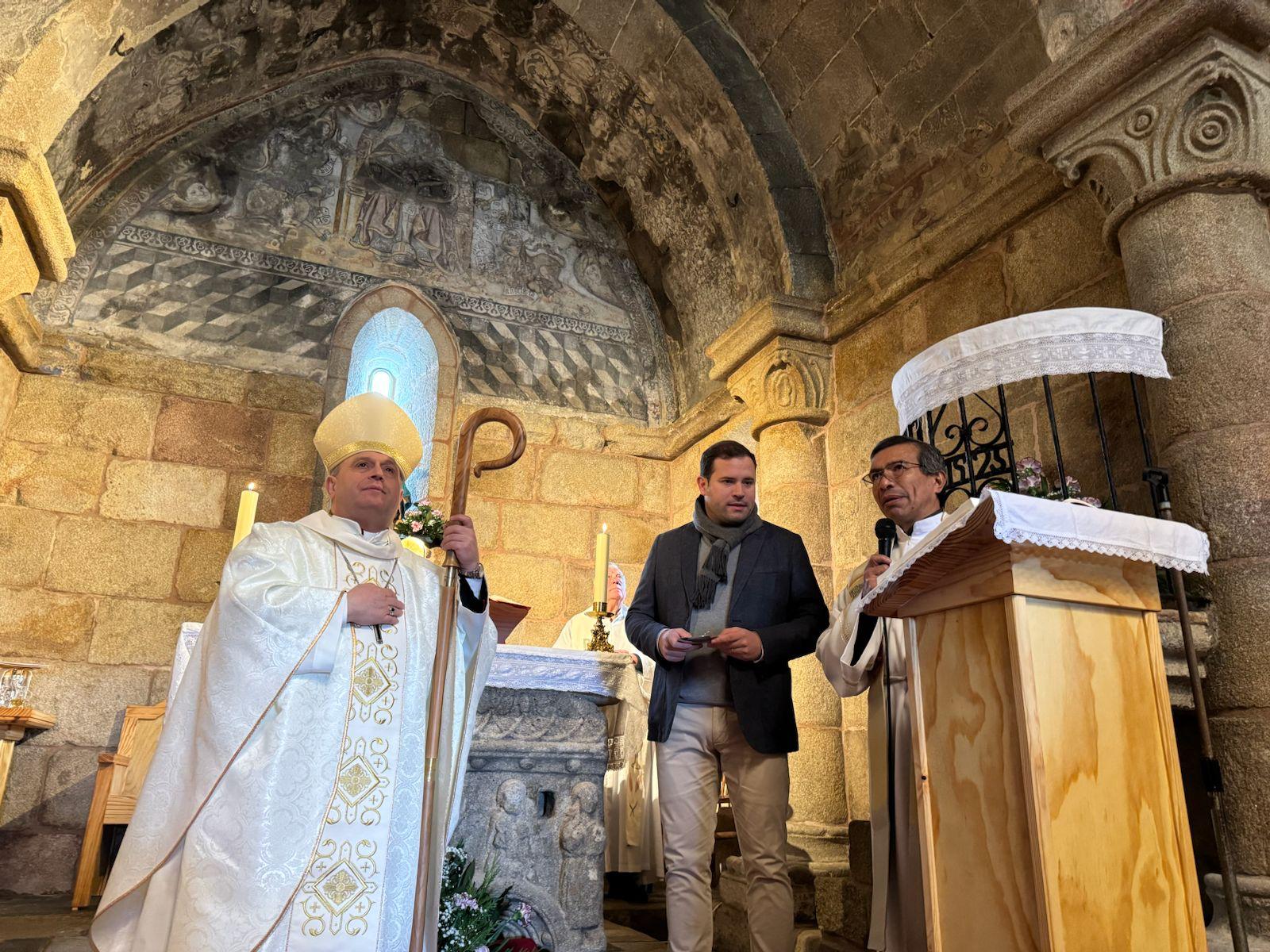 El arzobispo de Santiago de Compostela Francisco José Prieto en la iglesia de Santa María de Sacos