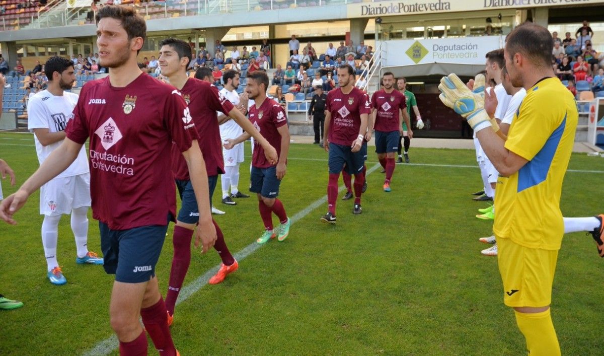 El Cerceda hace pasillo de campeón al Pontevedra en su salida al campo