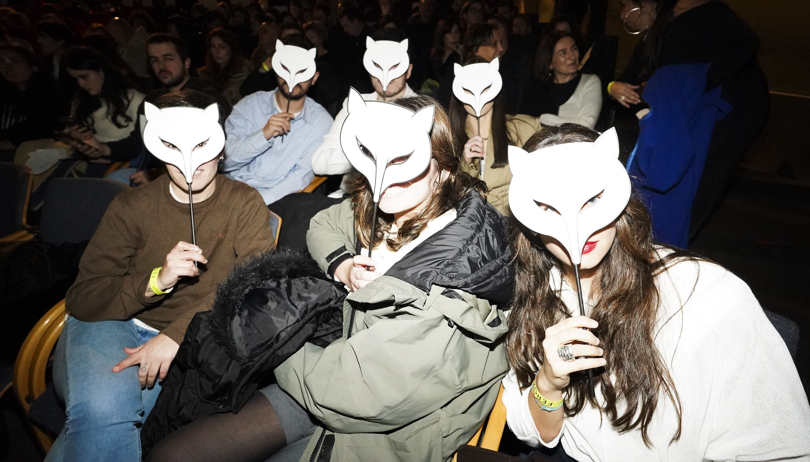 Público vendo os Premios Feroz no Auditorio coas máscaras