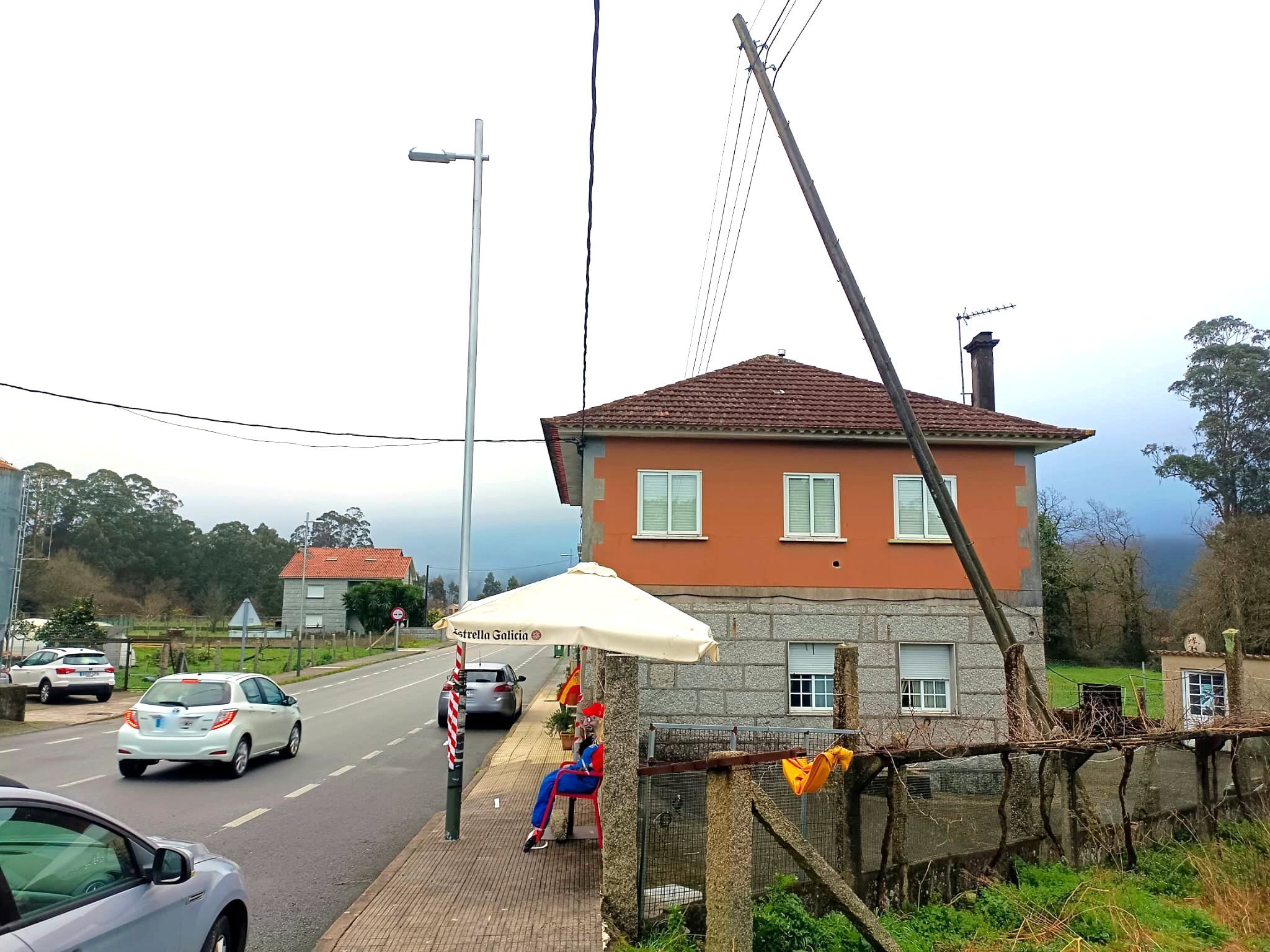 El poste situado en el interior del recinto de esta vivienda de Barro amenaza con caer