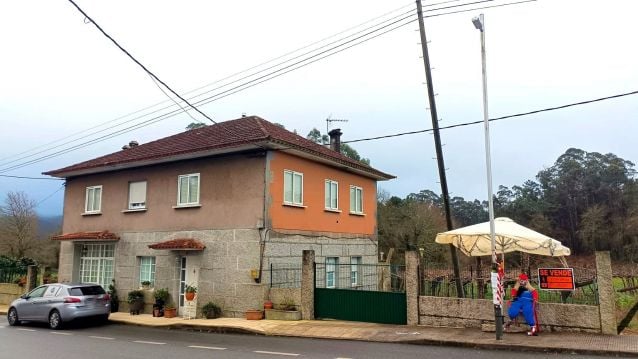 Poste de teléfono que ameaza con caer sobre a estrada entre Curro e A Portela