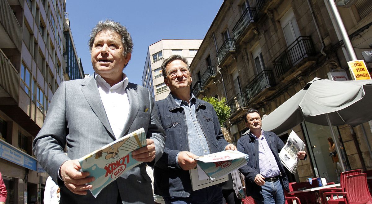 Miguel Anxo Fernández Lores y Xavier Vence, en la calle Benito Corbal