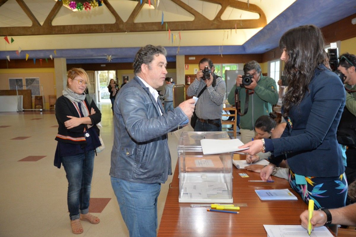 Miguel Anxo Fernández Lores, votando na Casa da Cultura de Marcón