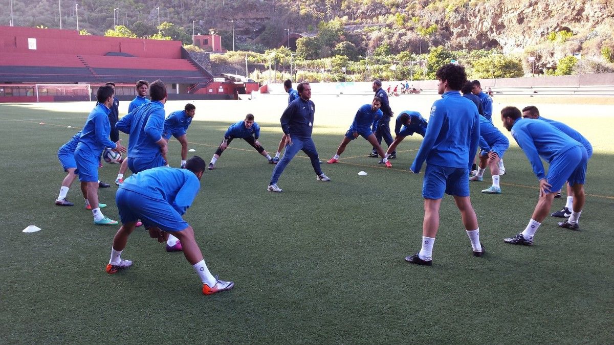 El Pontevedra entrenando en el Silvestre Carrillo antes del partido contra el Mensajero