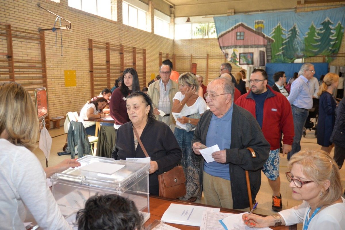 Pontevedreses votando nas eleccións municipais do 24M