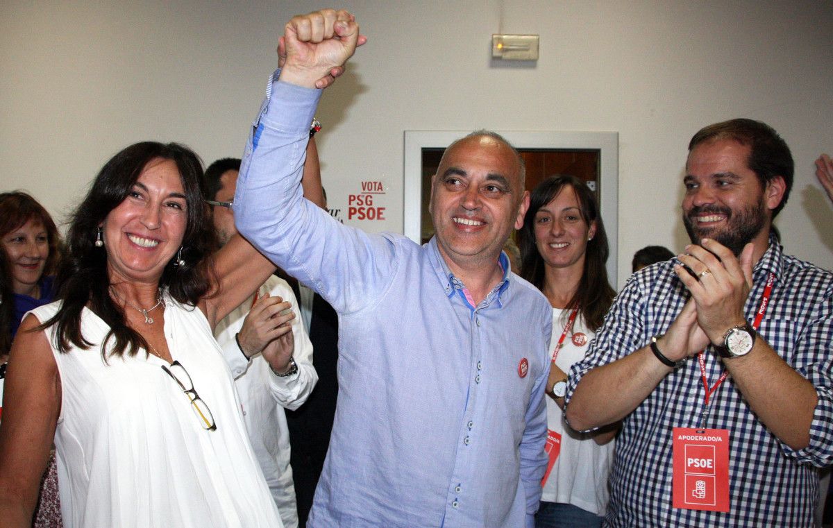 Agustín Fernández, na sede local do PSOE ao finalizar o escrutinio