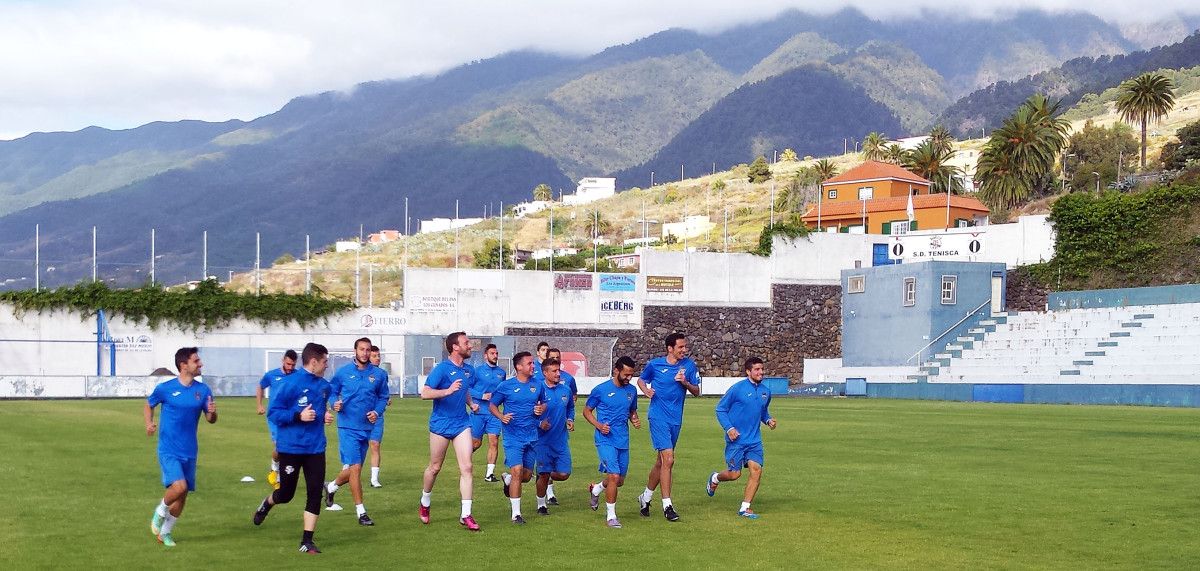 Entrenamiento del Pontevedra en el campo del Tenisca