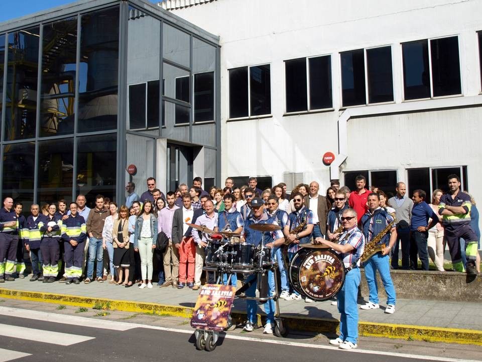 Trabajadores de Ence con la charanga Air Jalisia